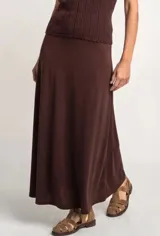 Falda larga color marrón, confeccionada en tejido suave y fluido, con corte acampanado y caída ligera.
