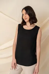 Blusa de gasa negra, sin mangas y con cuello redondo.