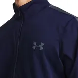 Conjunto deportivo Under Armour para hombre, compuesto por una campera con cierre frontal y cuello alto, y un pantalón de corte ajustado. Ambas piezas presentan el logo de la marca en color negro y franjas laterales oscuras.