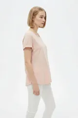 Remera de manga corta color blanco con cuello redondo y dobladillo redondeado.