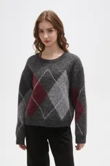 Sweater de punto con diseño de rombos argyle en tonos gris, bordó y gris claro. Presenta cuello redondo, mangas largas y un corte holgado.