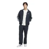 Campera deportiva Adidas Superfire de color negro, con cuello alto, cierre frontal completo y bolsillos laterales. Presenta las clásicas tres tiras blancas en las mangas y el logo del trifolio bordado en el pecho.