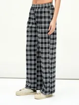 Pantalón a cuadros blanco y negro con cintura elástica.