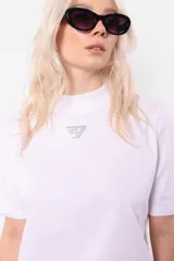 Remera blanca de manga corta con cuello medio en ribb, dobladillos anchos y aplique 3D del logo en el delantero.