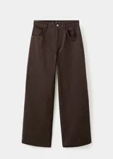 Pantalón de jean de tiro bajo y diseño wide leg, color marrón oscuro, con aplicación de strass en toda la superficie. Cuenta con cinco bolsillos, trabillas para cinto y cierre frontal con botón y cremallera.