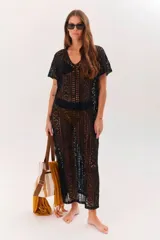 Vestido largo de crochet color negro, con diseño calado, escote en V y mangas cortas, ideal para usar como salida de playa.