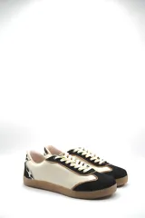 Zapatillas urbanas de cuero color beige y blanco con detalles en animal print en el talón y cordones marrones.