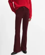 Pantalón de jean estilo bootcut o acampanado, confeccionado en algodón con elastano, de tiro medio y diseño clásico con bolsillos.