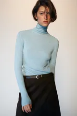 Jersey de punto celeste con cuello subido y manga larga, confeccionado con mezcla de lana.