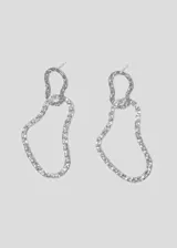 Par de caravanas colgantes plateadas con dos eslabones ovalados irregulares con textura de martillado y pequeños cristales engarzados.