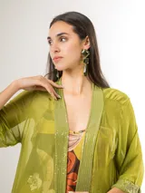Kimono largo de seda italiana color verde, con mangas 3/4 y detalles de paillettes en los bordes.