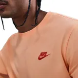 Remera Nike de manga corta, color negro, con cuello redondo y el logo bordado en blanco en el lado izquierdo del pecho.