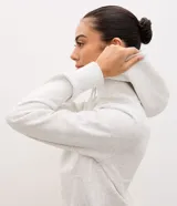 Campera deportiva Get Over de corte regular en color bordó, confeccionada en mezcla de algodón y poliéster. Posee capucha con cordón ajustable, cierre frontal de cremallera, mangas largas y bolsillos laterales tipo canguro.