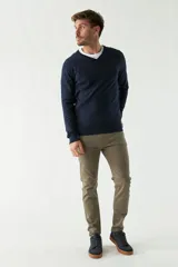 Sweater de punto color rosa con cuello en V y logo bordado en el pecho.