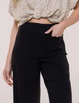 Pantalón capri blanco de corte recto y largo crop, con cintura alta y bolsillos delanteros aplicados estilo parche con detalle festoneado.