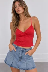 Top rojo de tirantes finos, con escote en V cruzado y diseño ajustado.