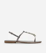 Sandalia plana color dorado, con diseño de tiras finas y aplicación de pedrería decorativa en la parte central. Cuenta con cierre de hebilla lateral ajustable.