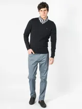 Sweater negro de algodón con cuello en V y logo bordado en el pecho.