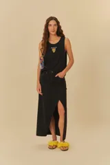 Falda larga de jean color negro, con tajo lateral y bolsillos delanteros y traseros.
