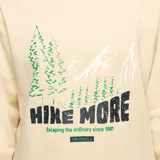 Buzo de cuello redondo color beige, con estampado frontal que incluye un paisaje de montaña y bosque junto a la frase 'Hike More'.