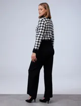 Cárdigan en tejido soft con estampado pata de gallo, marca Philosophy. Escote en V y abertura central con botones ocultos.