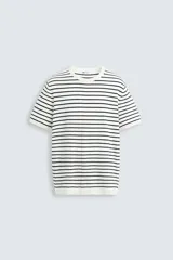 Camiseta negra de punto con cuello redondo, manga corta y corte regular. Tejido de viscosa con acabado en rib.