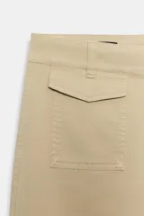 Pantalón culotte de tiro alto en color verde militar. Presenta bolsillos frontales de plastrón con solapa, cierre frontal con cremallera y botón, y diseño de pierna ancha con dobladillo marcado.