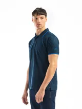 Chomba manga corta color borgoña con cuello clásico y borde azul marino.