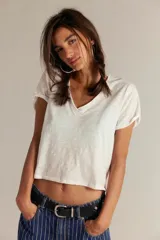 Remera crop top de jersey blanco con escote en V y mangas cortas caídas con dobladillo fijo.