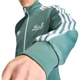 Campera deportiva Adidas con cierre frontal, cuello alto, mangas largas con las icónicas tres tiras blancas y puños elásticos. Presenta el logo de Adidas en el pecho derecho, la palabra 'Bob' bordada en el pecho izquierdo y un parche conmemorativo en la parte inferior derecha.
