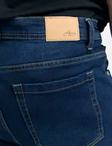 Pantalón de jean azul oscuro, de corte recto y tiro medio.