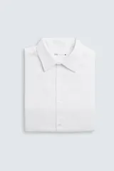 Camisa blanca de manga larga con cuello italiano y cierre frontal de botonadura. Corte regular fit.