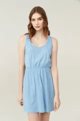 Vestido corto de algodón color salmón, sin mangas, con cuello redondo y cintura elastizada.