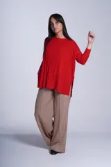 Sweater negro de punto con diseño de ochos, cuello redondo y mangas largas.