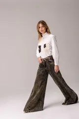 Pantalón wide leg de jean en tono azul, con diseño bicolor que combina paneles laterales en color blanco, bolsillos traseros appliqués y detalles de etiqueta de cuero con la marca.