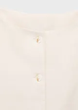 Vestido corto de corte entallado, confeccionado en tejido mezcla de lino y viscosa. Presenta cuello barco, cierre frontal con botones y dos bolsillos laterales de ribete. Incluye forro interior.