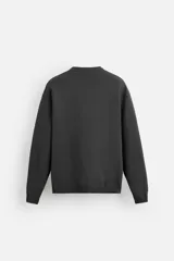 Jersey de punto de tacto suave con diseño de rayas horizontales anchas en color rosa claro y marrón oscuro. Presenta cuello redondo, manga larga y terminaciones en rib.