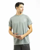 Remera deportiva de manga corta con cuello redondo, confeccionada en tejido técnico de poliéster con textura microperforada para mayor transpirabilidad. Presenta costuras tipo raglán y un corte recto.