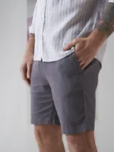 Bermuda color verde oliva de corte casual, confeccionada en lino y algodón.