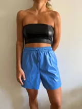 Short de cuero sintético celeste con cintura elástica y cordón ajustable.