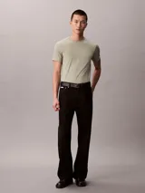 Remera de manga corta Calvin Klein con corte slim, cuello redondo y logo de la marca bordado en el pecho. Confeccionada en tejido elástico de algodón.