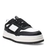 Championes urbanos de diseño moderno, con combinación de colores blanco y negro. Presentan una silueta robusta con suela de plataforma, cordones al tono y detalles perforados en la puntera y laterales.