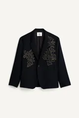 Blazer de corte relajado confeccionada en tejido con lana, color negro. Presenta cuello con solapas de muesca, cierre frontal de un botón y bolsillos de plastrón en la cadera. Destaca por su bordado en hilo dorado con motivos vegetales en la parte frontal.