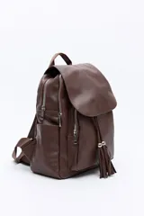 Mochila negra de cuero sintético con solapa y cierre de cordón con dos flecos decorativos con cuentas plateadas. Cuenta con tres compartimentos principales, bolsillos internos adicionales, dos bolsillos laterales y un bolsillo trasero con cierre. Tiene un asa superior fija y dos correas regulables en la espalda.