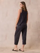 Conjunto de pijama marca René Rofé, compuesto por musculosa con escote en V y botones, y pantalón capri con cintura elastizada, ambos de tejido soft estampado.