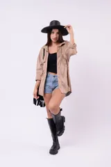 Camisa de estilo sobrecamisa en color beige, confeccionada en tela tipo gamuza o cuero sintético. Presenta cuello clásico, cierre frontal con botones, bolsillos delanteros con solapa y mangas largas con puños abotonados.