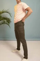 Pantalón cargo azul marino de corte recto con múltiples bolsillos y cierre de botón y cremallera.