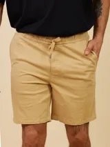 Bermuda color arena confeccionada en algodón y elastano, con cintura elastizada y cordón de ajuste.