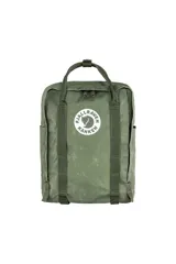 Mochila Fjällräven modelo Tree-Kånken color gris oscuro, con logo reflectivo en el frente, confeccionada en tejido Pine Weave, un material único derivado de materias primas certificadas de origen vegetal.