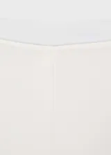 Pantalon de vestir de corte recto y tiro alto, color blanco, con cierre de cremallera lateral y cintura elástica.